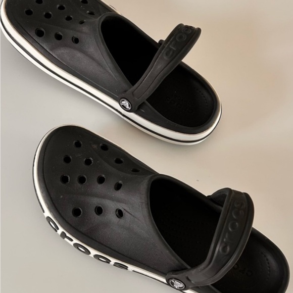 Crocs, Size 9, Excellent Condition. Perfect for casual outings. - Picture 2 of 9